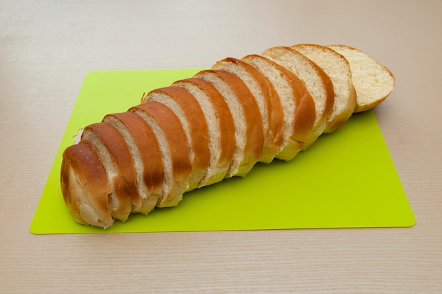 베이지색 나무 배경에 분리된 맛있는 수제 브라질 빵