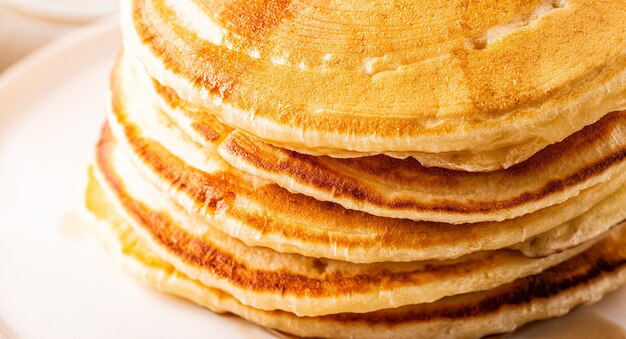 Deliziosa colazione fatta in casa con frittelle, messa a fuoco selettiva.