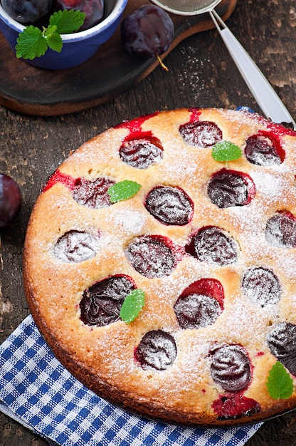 Deliziosa torta fatta in casa con prugne