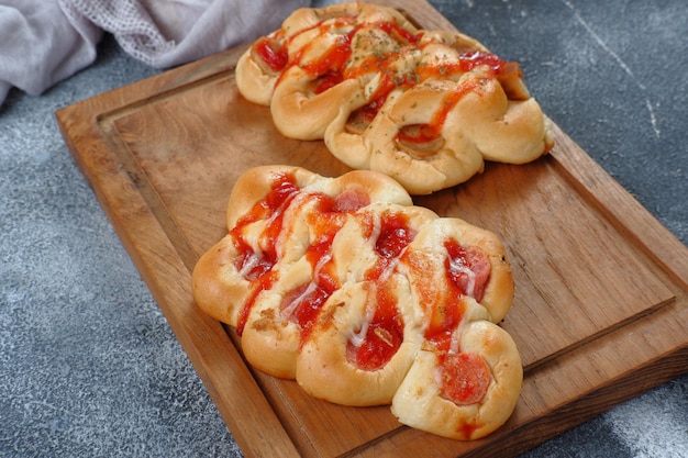 Delizioso pane fatto in casa con salsiccia di bruco