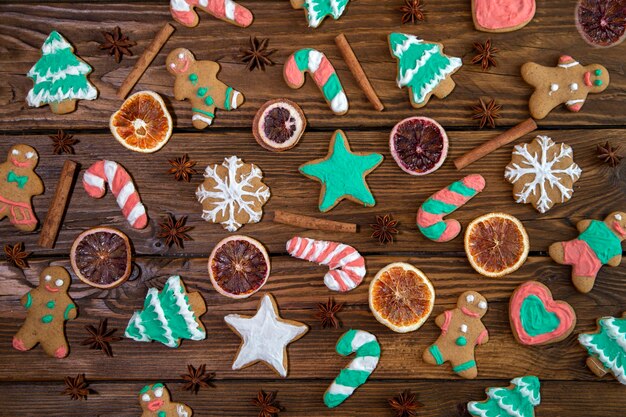 나무 탁자 배경에 있는 맛있는 수제 크리스마스 쿠키, 위쪽 전망.