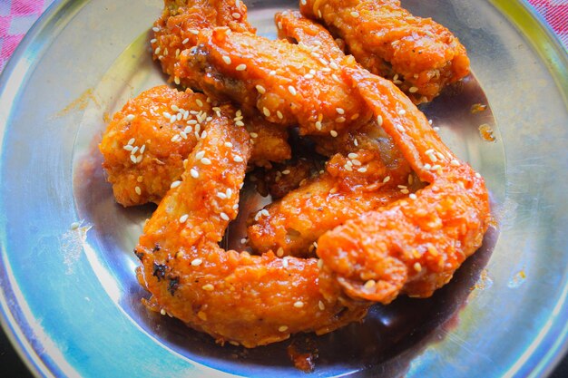 Photo delicious homemade crispy fried chicken with spicy taste and lemon on plate