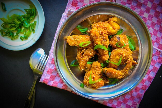 Photo delicious homemade crispy fried chicken with spicy taste and lemon on plate