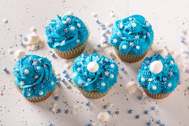 Foto deliziosi cupcake fatti in casa con crema a forma di fiore