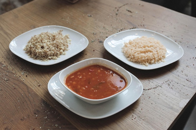 맛있는 수제 요리, 수프, 필라프 및 아이란