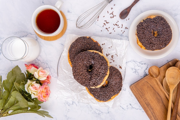 Deliziosa ciambella fatta in casa o ciambella la ciambella è popolare in molti paesi e viene preparata in varie forme come snack dolce che può essere fatta in casa o acquistata nei supermercati delle panetterie