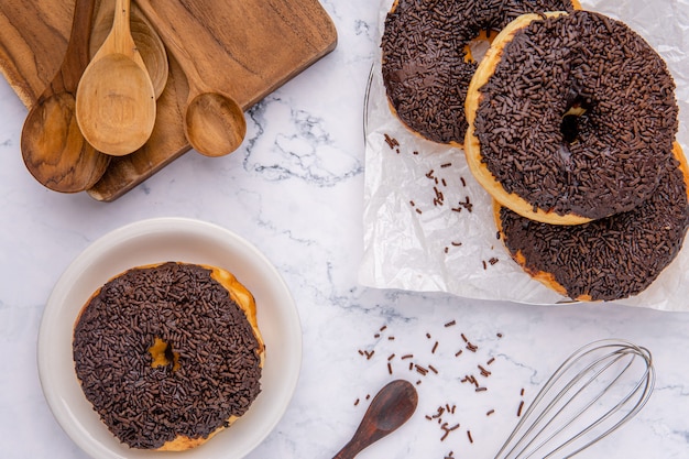 Deliziosa ciambella fatta in casa o ciambella la ciambella è popolare in molti paesi e viene preparata in varie forme come snack dolce che può essere fatta in casa o acquistata nei supermercati delle panetterie