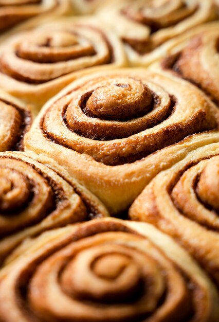 Вкусные домашние свежевыпеченные коричневые булочки Традиционный американский десерт CloseupVertical photo