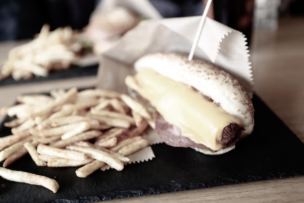 フライドポテトとテーブルの上のおいしい自家製ホットドッグ