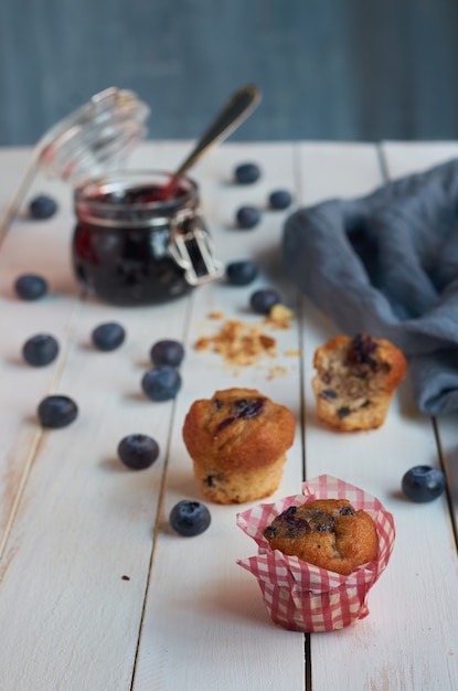 Foto mini muffin casalinghi deliziosi con i mirtilli