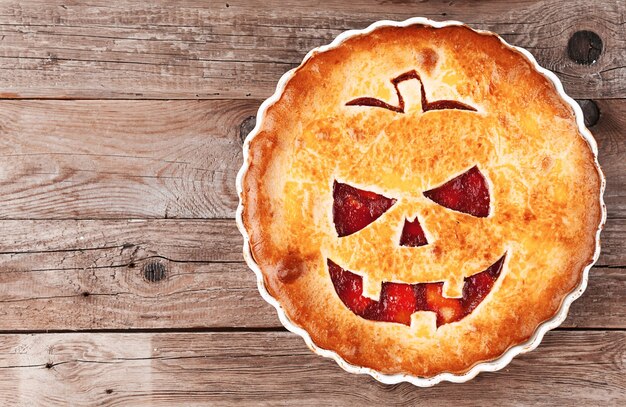 写真 かぼちゃいちごジャムと桃を詰めたハロウィン用の美味しい自家製パイ