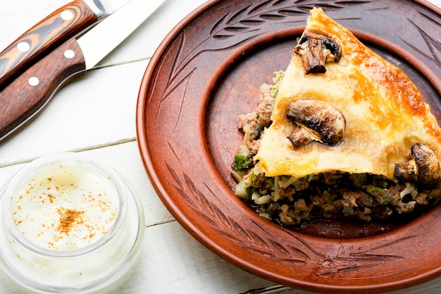 Deliziosa torta fatta in casa con carne macinata e funghi.