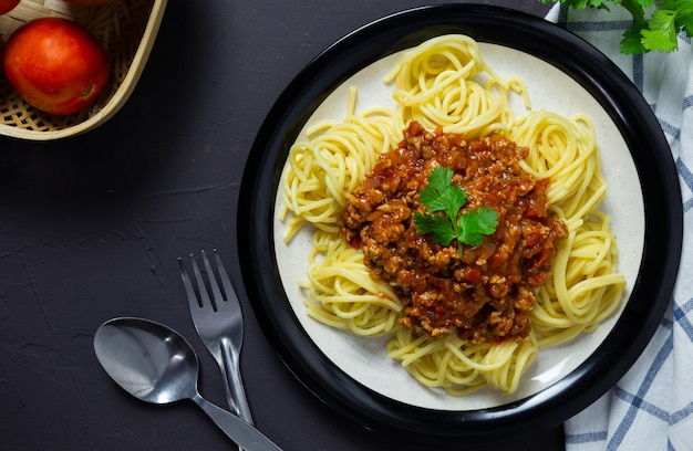Фото Вкусная домашняя тарелка спагетти на черной доске
