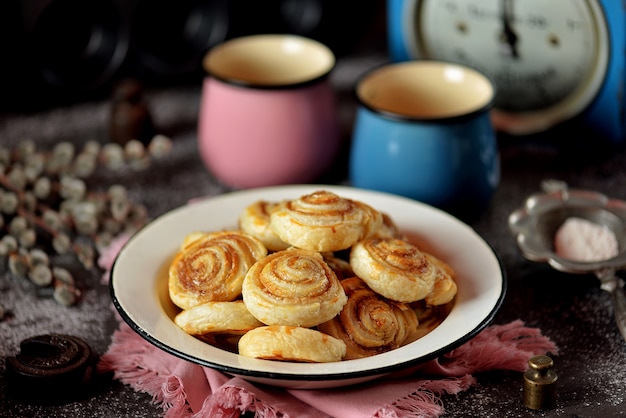 Deliziosi biscotti di pasta sfoglia fatti in casa con zucchero e cannella