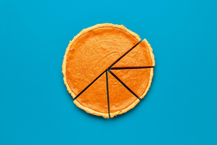 Photo delicious homemade pumpkin pie isolated on a vibrant blue background