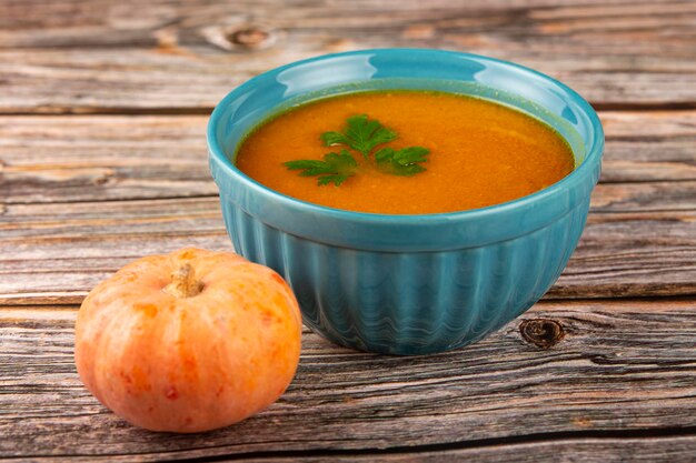 Foto zuppa di zucca fatta in casa deliziosa in ciotola.