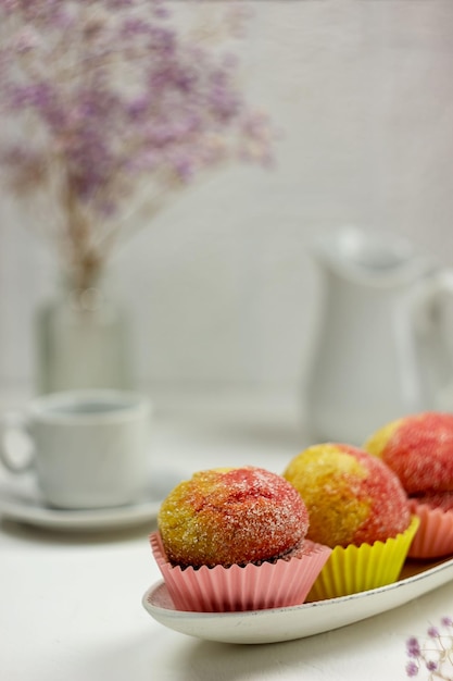 Фото Вкусное домашнее круглое печенье с аппетитной начинкой в форме персика кружка цветов и молочник на заднем плане