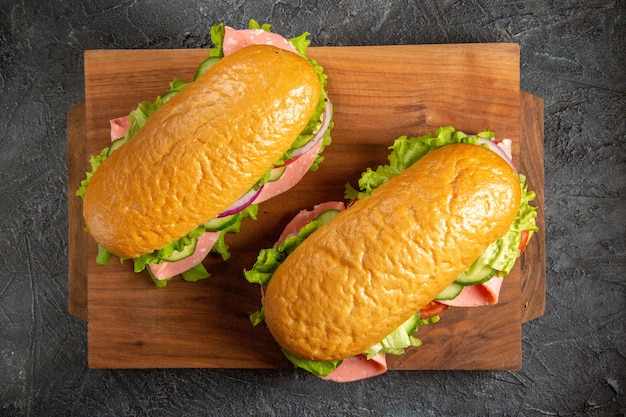 검은 고민 표면에 나무 커팅 보드에 맛있는 수제 샌드위치