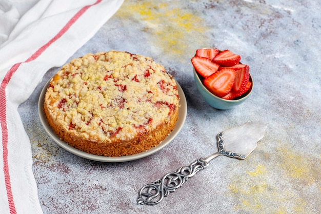 Foto torta fatta in casa deliziosa della briciola della fragola con le fette fresche della fragola, vista superiore