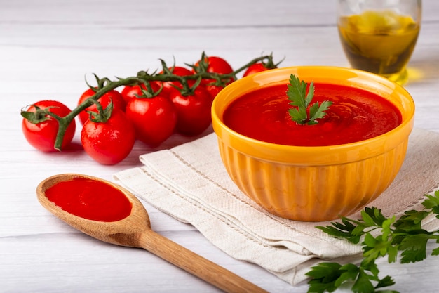 Фото Вкусный домашний томатный суп в миске.