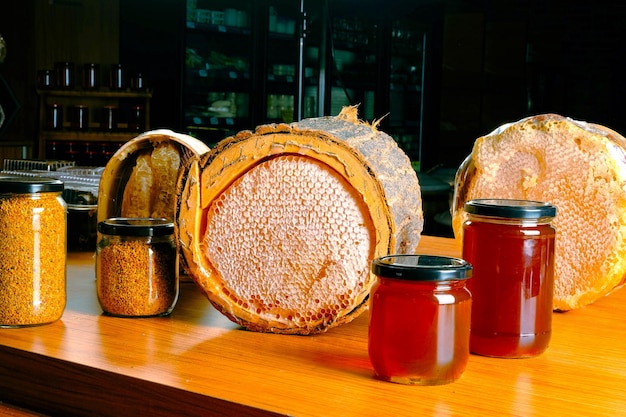 테이블에 맛있는 벌집과 꿀