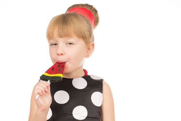 写真 おいしい。スイカのロリポップを食べる小さなかわい子ちゃんの水平方向のショット