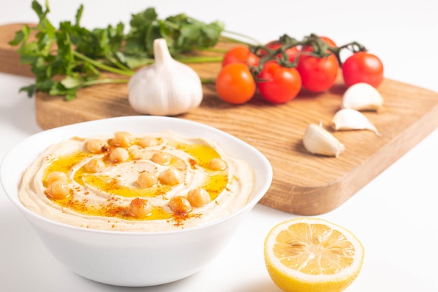 ひよこ豆のオリーブオイルレモンとピタパンのおいしいフムスベジタリアン料理のコンセプト