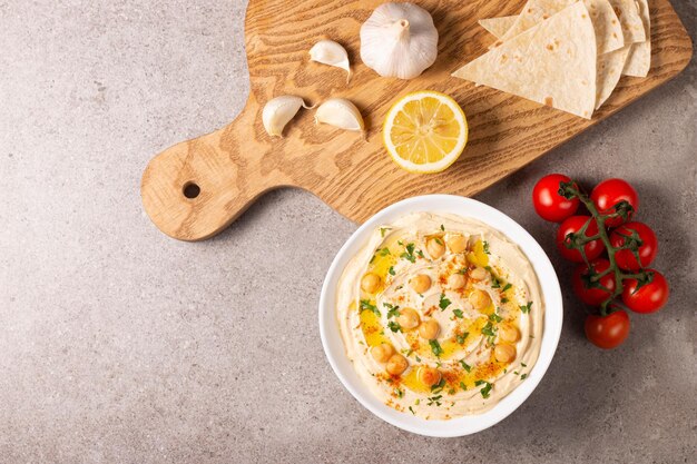 ひよこ豆のオリーブオイルレモンとピタパンのおいしいフムスベジタリアン料理のコンセプト