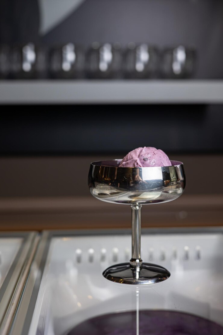 Photo delicious ice cream in a confectionery shop closeup