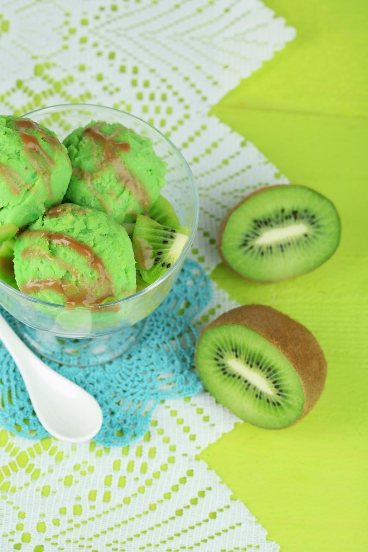 Фотография вкусное мороженое на стеклянной вазе на деревянном столе крупным планом