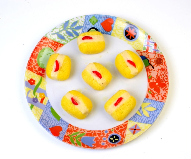 Photo delicious indian yellow sweets on a plate