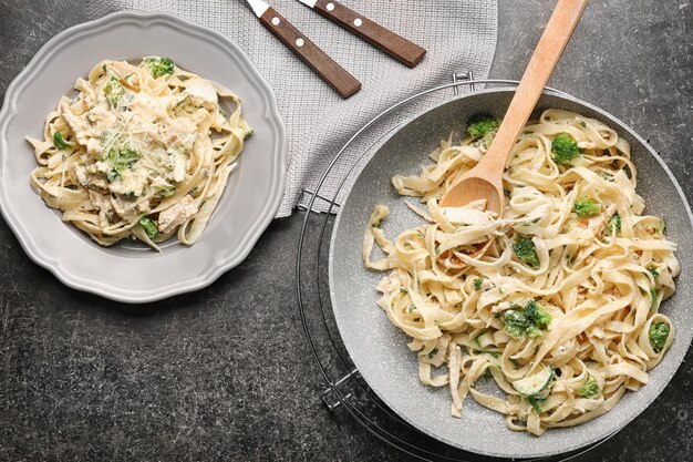 Foto delizioso pollo italiano alfredo sul tavolo