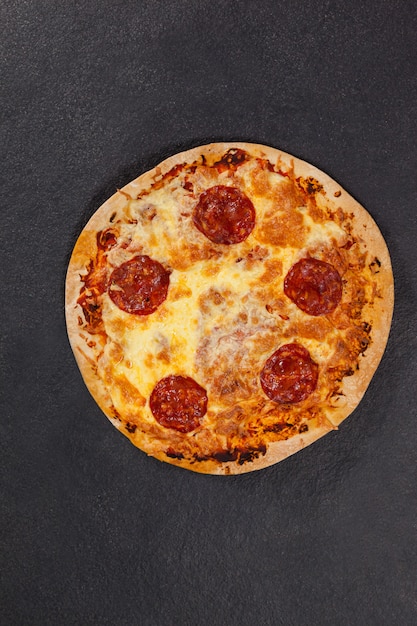 灰色の背景に美味しいイタリアンピザ