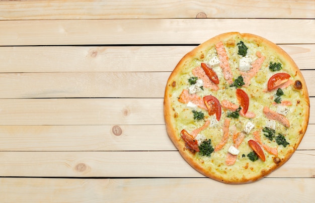 Photo delicious italian pizza served on wooden table