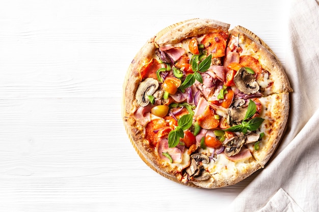 Фото Вкусная итальянская пицца с грибами беконн лежит на деревянных