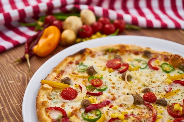 다채로운 야채와 함께 맛있는 이탈리아 피자
