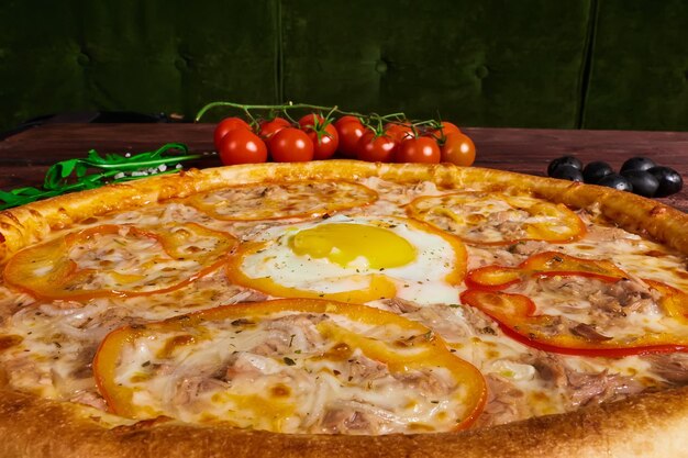 Photo delicious italian pizza with egg closeup