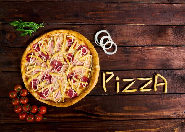 Photo delicious italian pizza with french fries on a wooden table