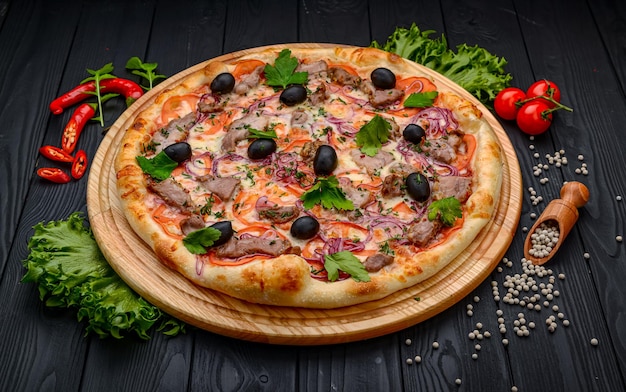 고기 햄과 야채를 곁들인 맛있는 이탈리아 피자