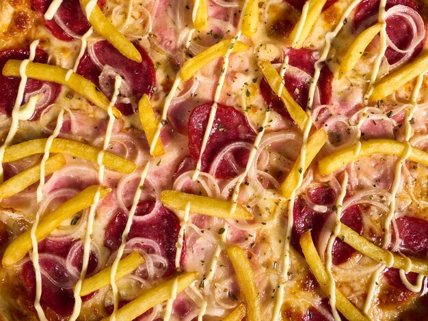 Photo delicious italian pizza with potatoes closeup