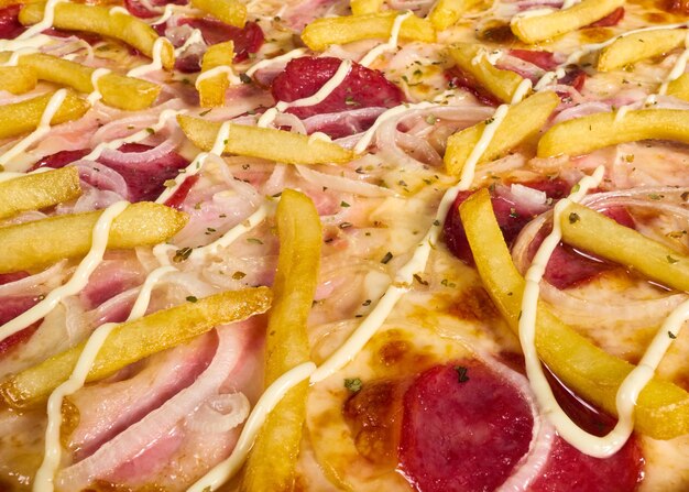 Photo delicious italian pizza with potatoes closeup