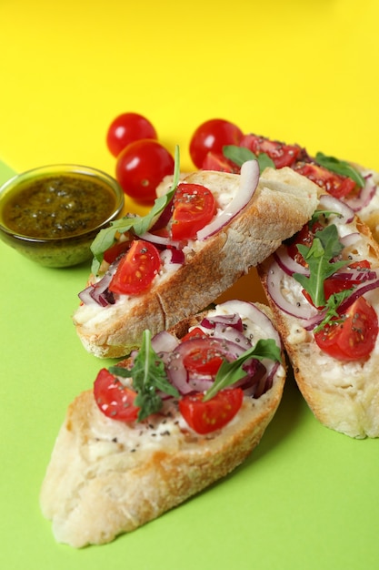 Foto deliziosi snack italiani bruschette su sfondo bicolore