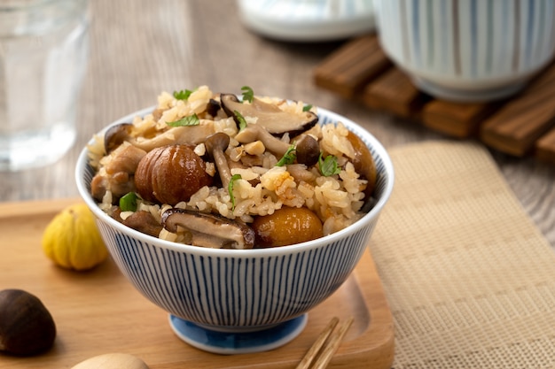 炊き込みご飯とも呼ばれるしめじ味付けのご飯とおいしい日本の栗と鶏肉。