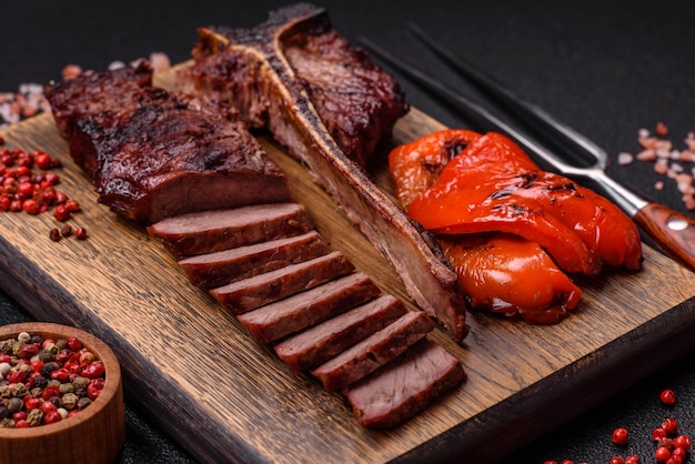 Foto deliziosa e succosa bistecca di manzo con spezie salate ed erbe