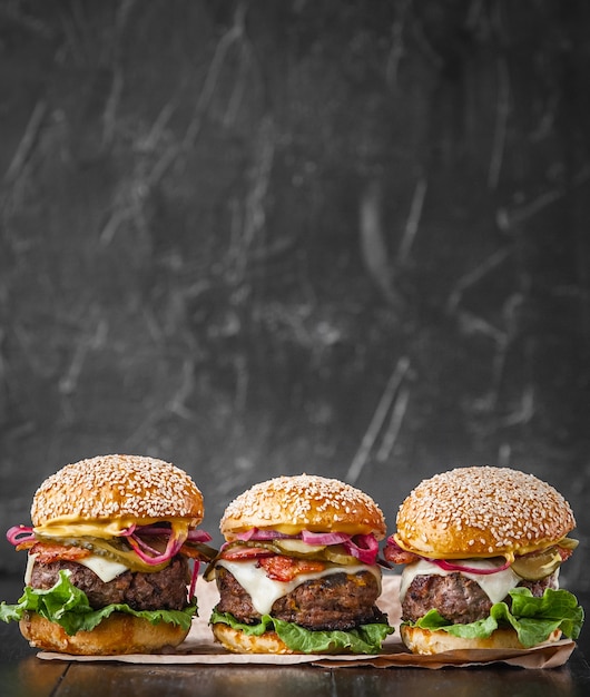 Un delizioso e succoso hamburger casalingo in stile rustico con una grossa braciola di manzo