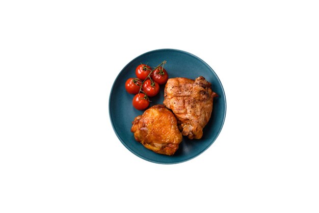 Вкусные сочные куриные бедра, выпеченные с солеными специями и травами.