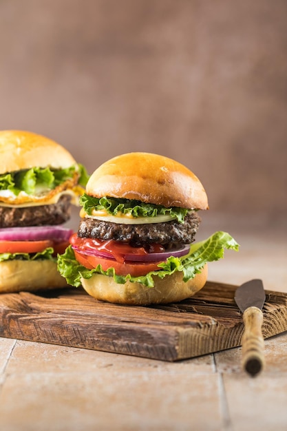 Hamburger alla griglia delizioso e succoso su focacce di grano studio macro shotfood feast party