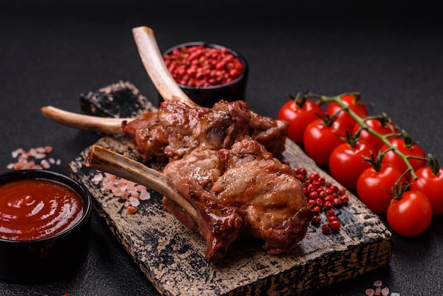羊肉や焼いた小牛肉の骨や肋骨に美味しいジューシーな肉