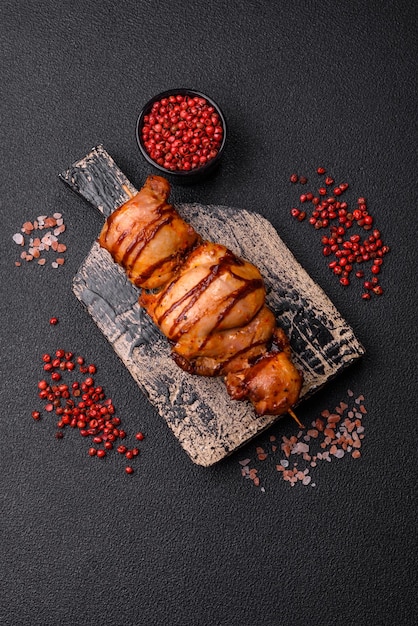 Foto delizioso kebab di pollo o di maiale con spezie salate ed erbe