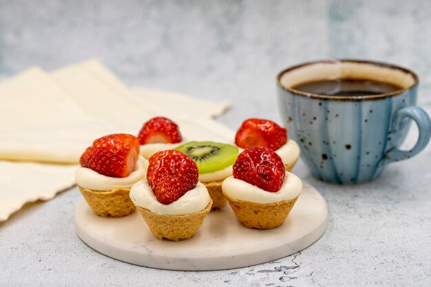 Foto delicious kleine tartlets op een stenen achtergrond close-up